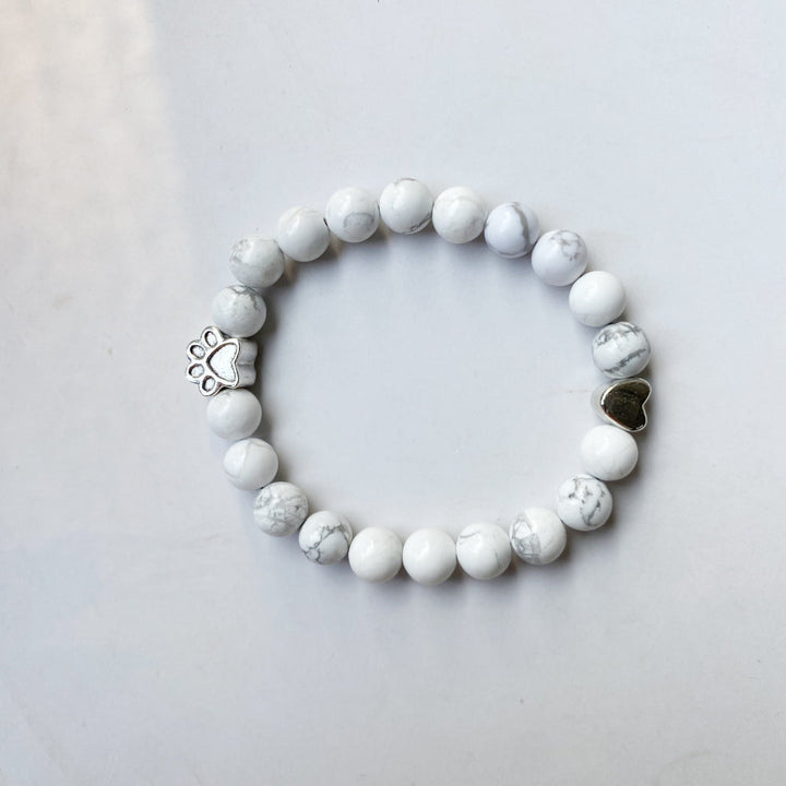 Pulsera de Piedras Preciosas Naturales con Encanto de Huella y Corazón – Diseño Artesanal