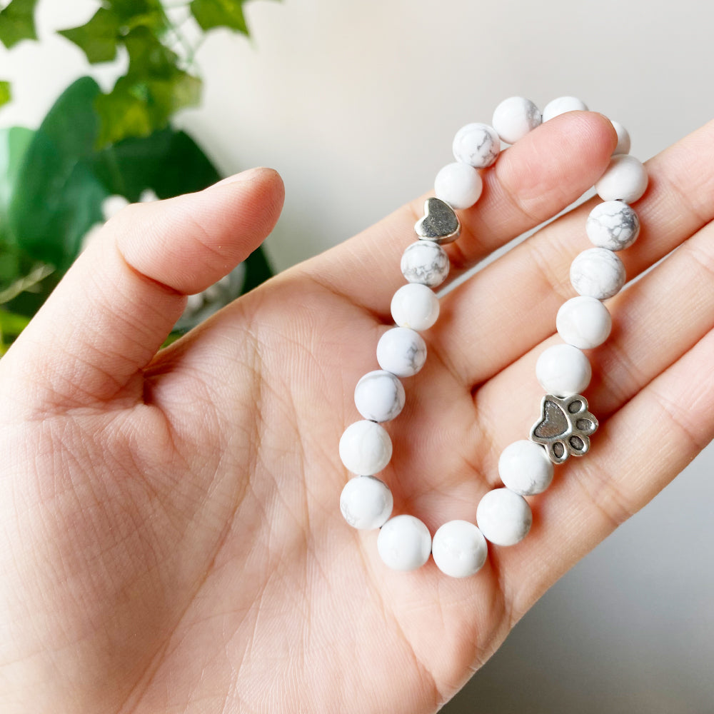 Pulsera de Piedras Preciosas Naturales con Encanto de Huella y Corazón – Diseño Artesanal