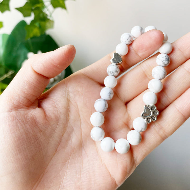Pulsera de Piedras Preciosas Naturales con Encanto de Huella y Corazón – Diseño Artesanal