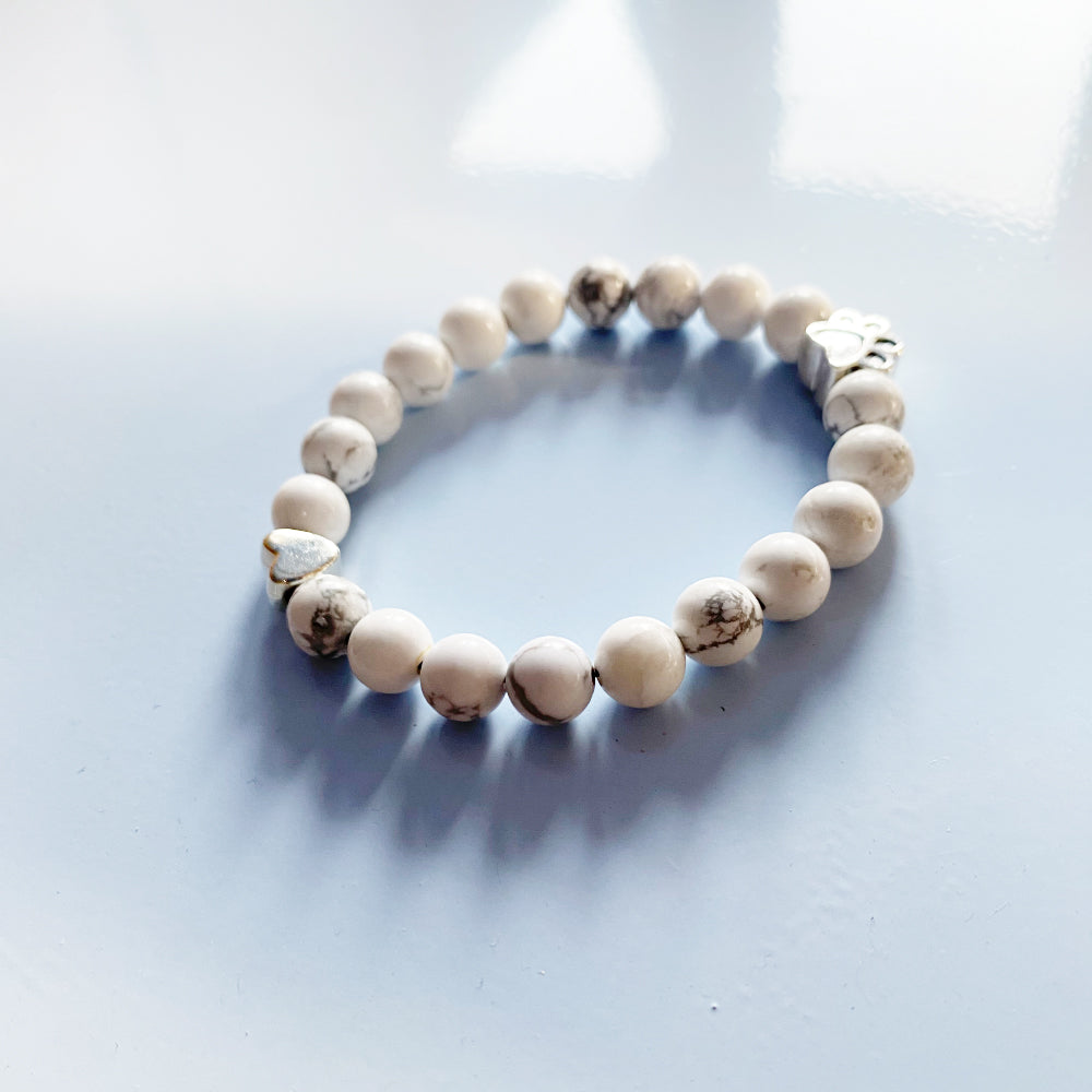 Pulsera de Piedras Preciosas Naturales con Encanto de Huella y Corazón – Diseño Artesanal
