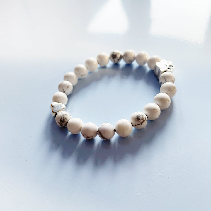 Pulsera de Piedras Preciosas Naturales con Encanto de Huella y Corazón – Diseño Artesanal