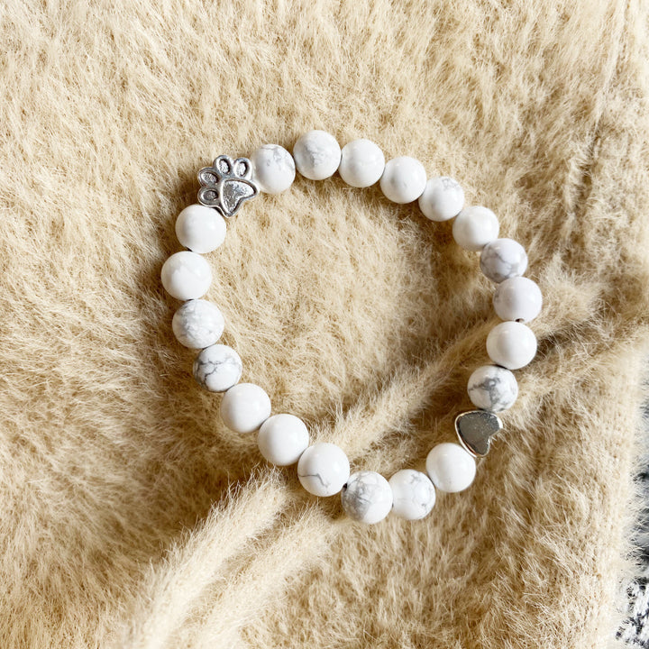 Pulsera de Piedras Preciosas Naturales con Encanto de Huella y Corazón – Diseño Artesanal