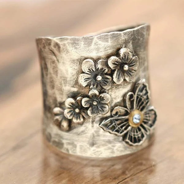 Anillo de Banda Ancha con Mariposa y Flor de Abeja