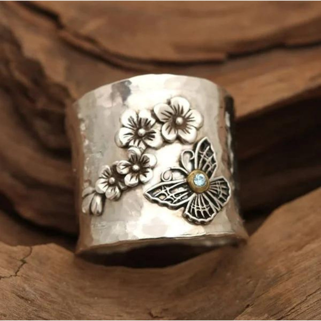 Anillo de Banda Ancha con Mariposa y Flor de Abeja