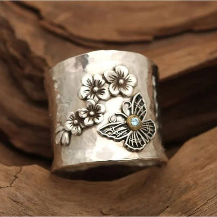 Anillo de Banda Ancha con Mariposa y Flor de Abeja