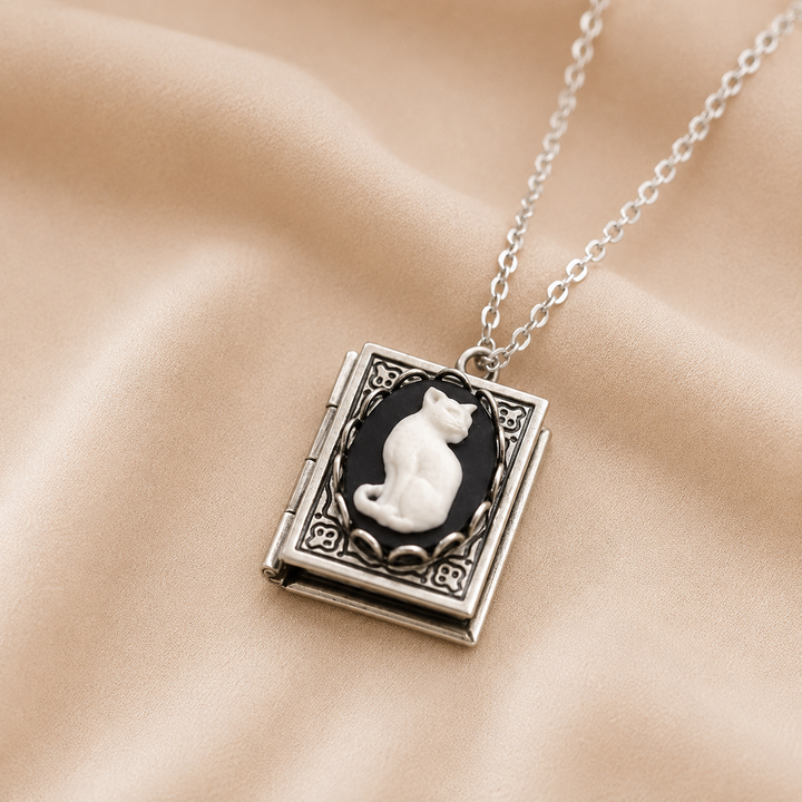 Collar de Péndulo de Libro de Gato Vintage – Diseño de Página Rotativa