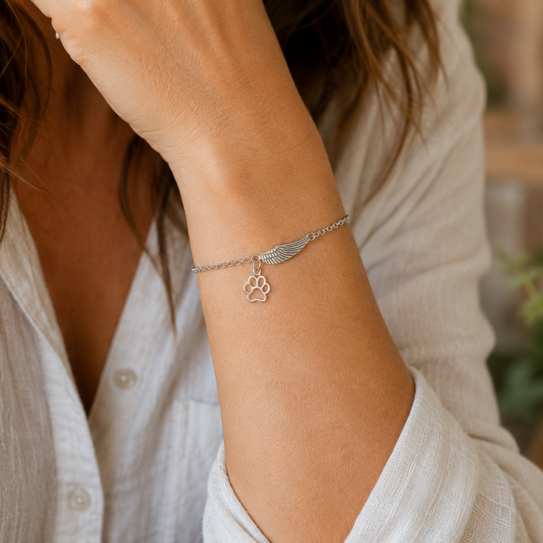 Pulsera Conmemorativa de Plata con Ala de Ángel y Huella de Patita | Hecho a Mano