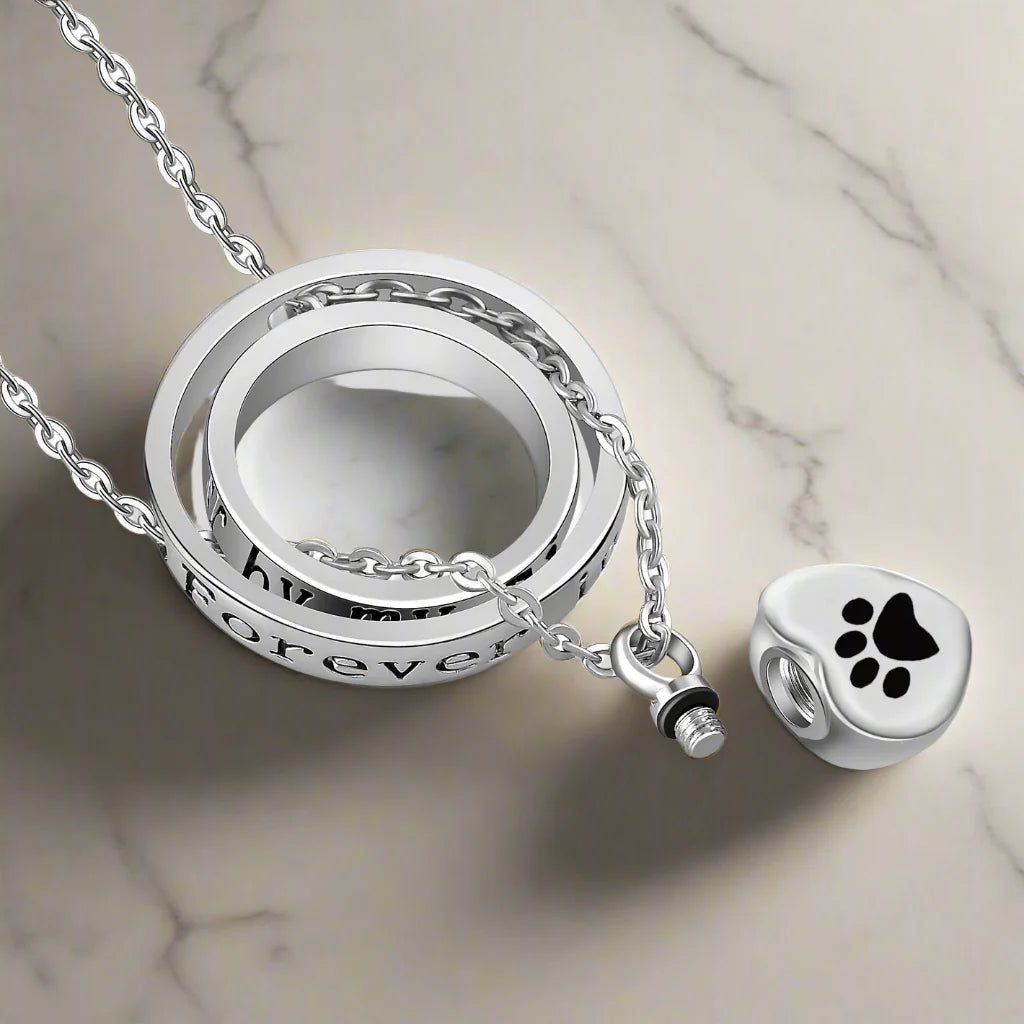 "Ya No A Mi Lado, Siempre En Mi Corazón" – Collar de Urna de Acero Inoxidable con Huella