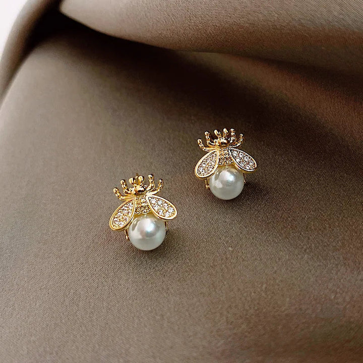 Pendientes de Perla con Diseño de Abeja de Miel – Joyería Elegante en Tono Dorado para Mujeres