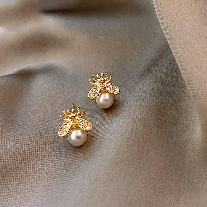 Pendientes de Perla con Diseño de Abeja de Miel – Joyería Elegante en Tono Dorado para Mujeres