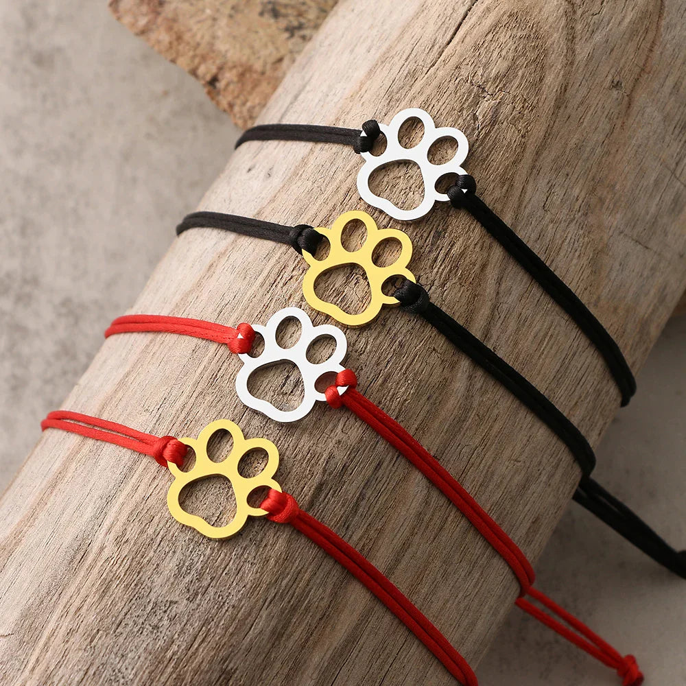 Pulsera de Cordón con Huella de Patas – Diseño Ajustable en Negro y Rojo