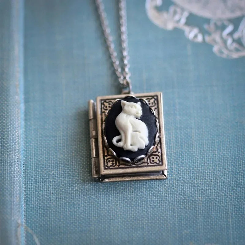 Collar de Péndulo de Libro de Gato Vintage – Diseño de Página Rotativa