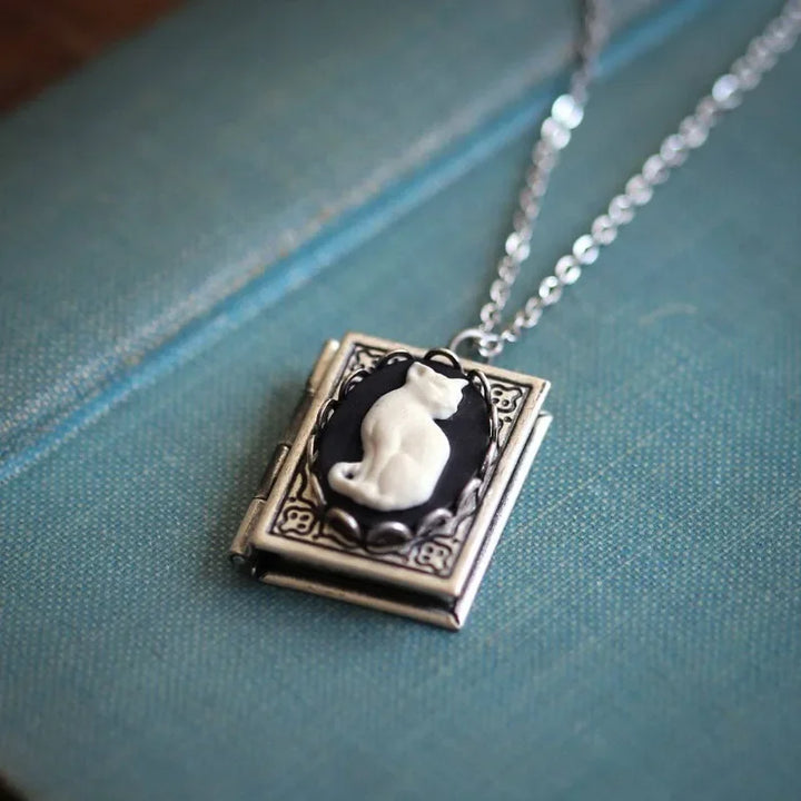 Collar de Péndulo de Libro de Gato Vintage – Diseño de Página Rotativa