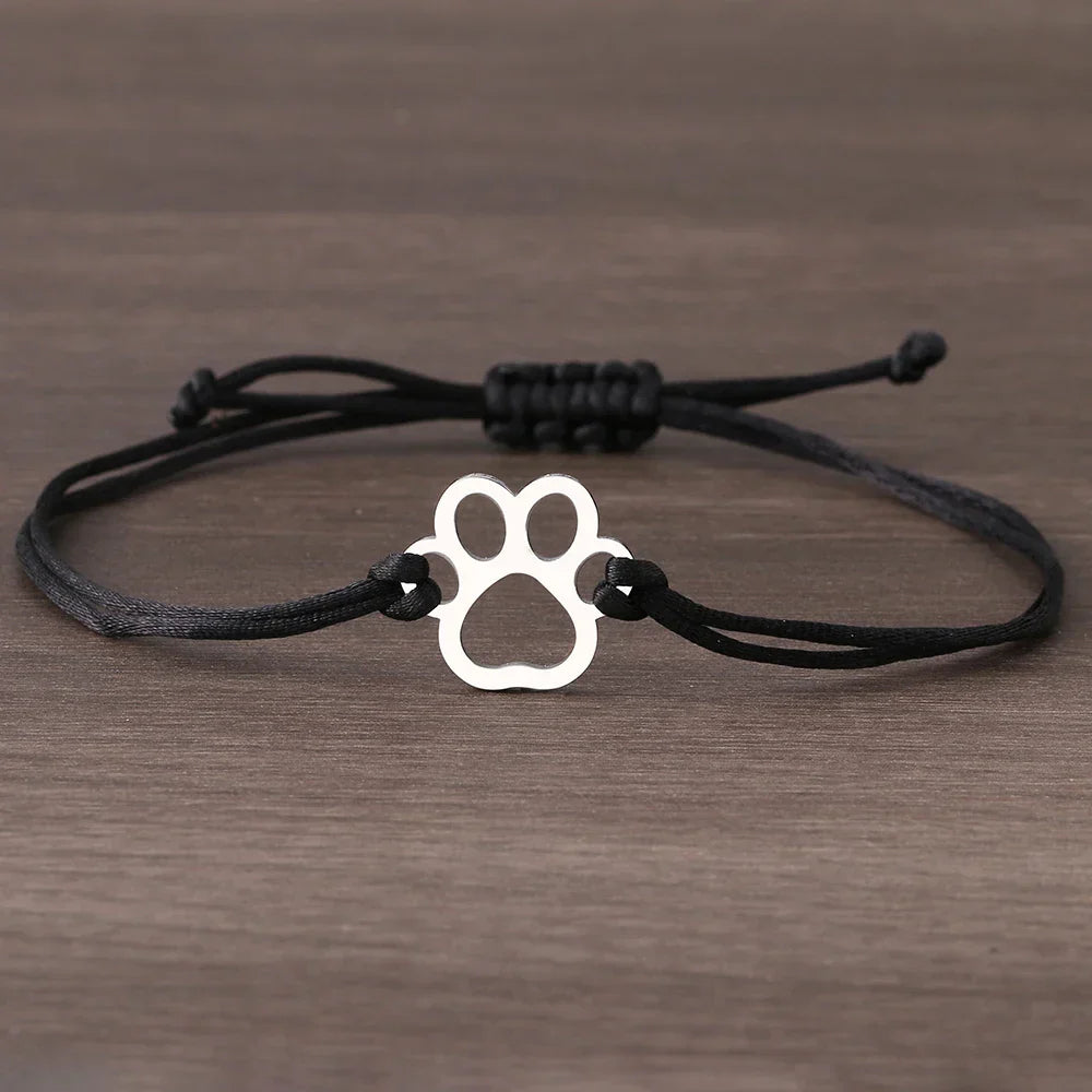 Pulsera de Cordón con Huella de Patas – Diseño Ajustable en Negro y Rojo