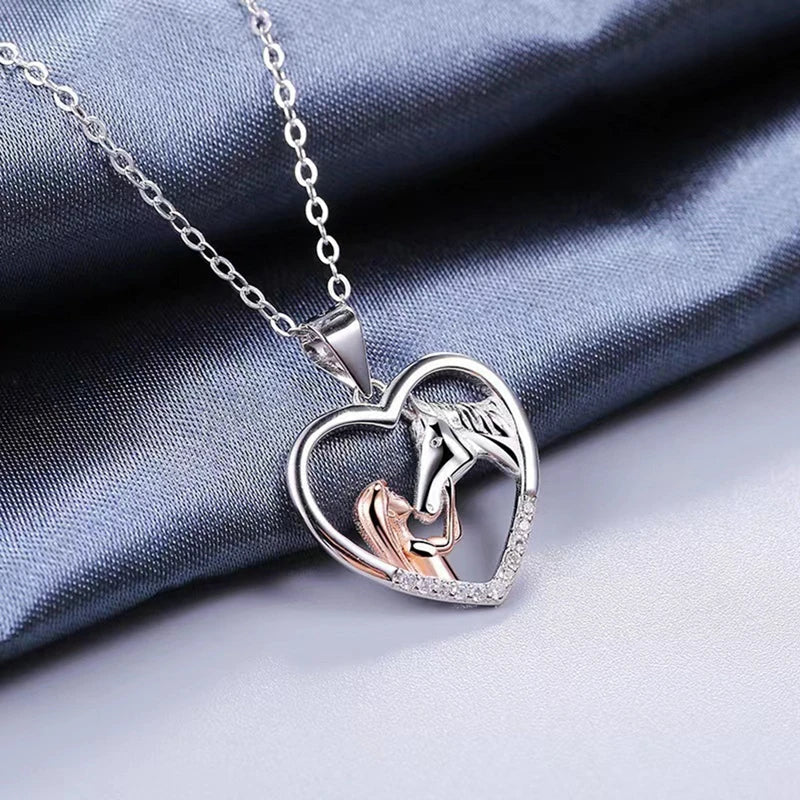 Hermosa Collar de Corazón de Circonita de Niña y Caballo