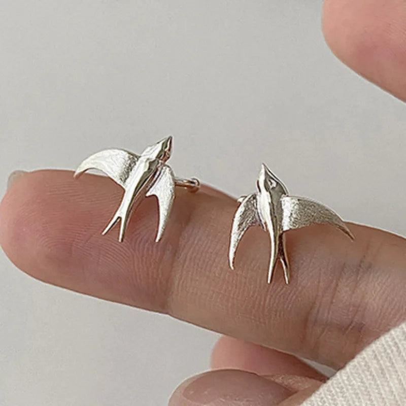 Hermosos Pendientes de Clip en Forma de Golondrina Plateada