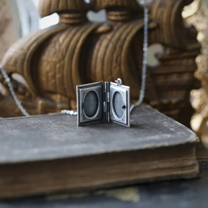 Collar de Péndulo de Libro de Gato Vintage – Diseño de Página Rotativa
