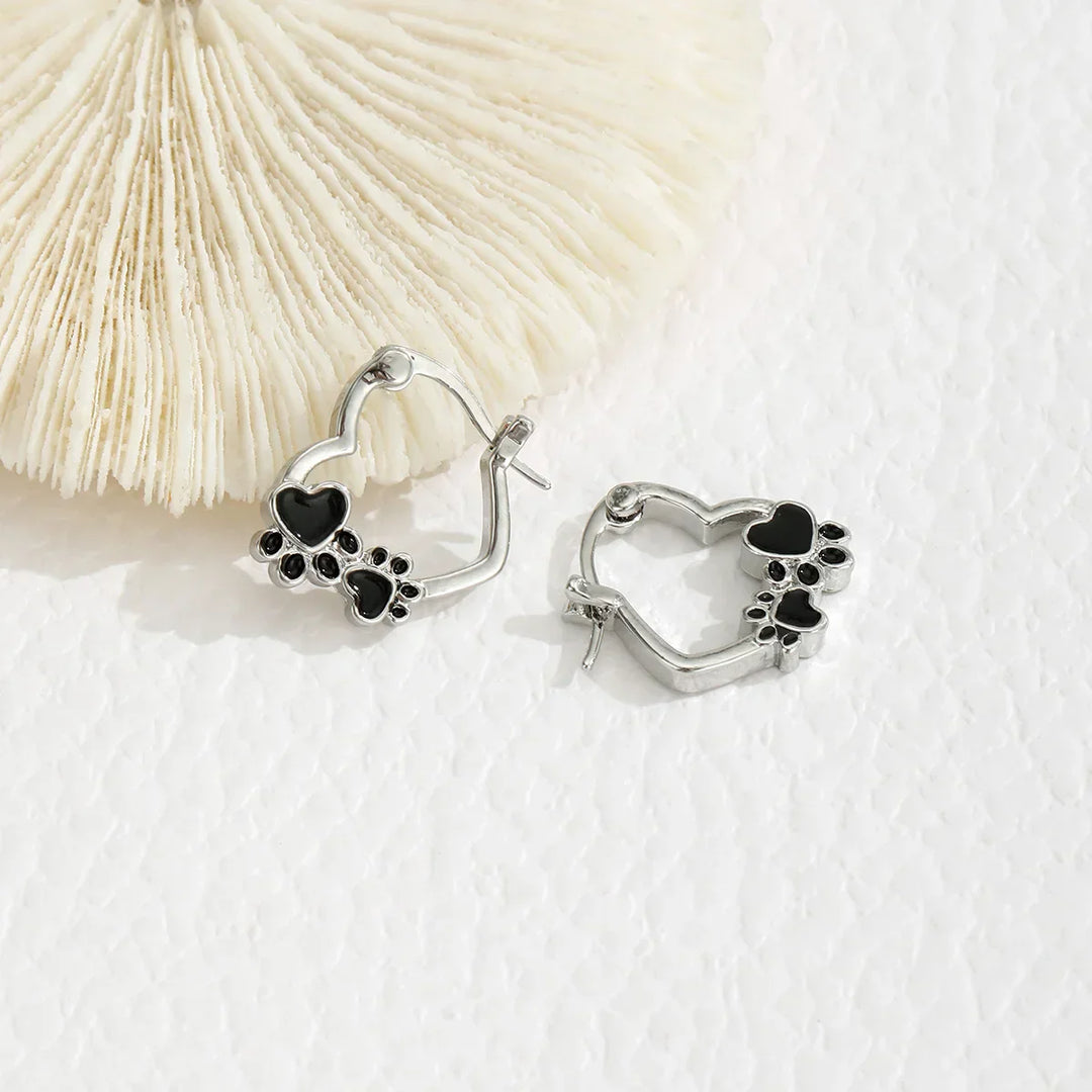 Pendientes Huggie en Forma de Patita de Corazón con Esmalte Negro