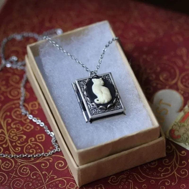 Collar de Péndulo de Libro de Gato Vintage – Diseño de Página Rotativa