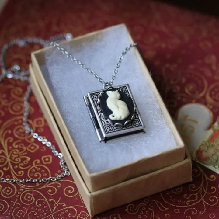 Collar de Péndulo de Libro de Gato Vintage – Diseño de Página Rotativa