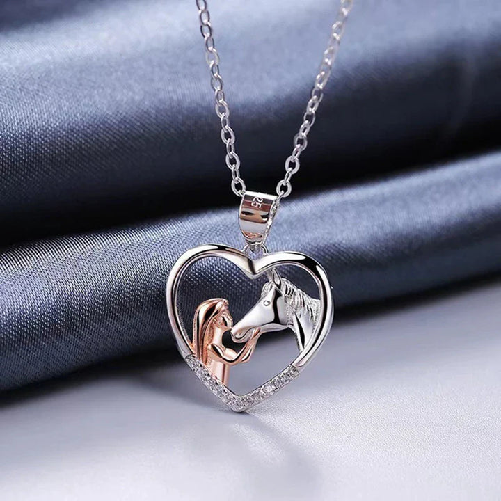 Hermosa Collar de Corazón de Circonita de Niña y Caballo