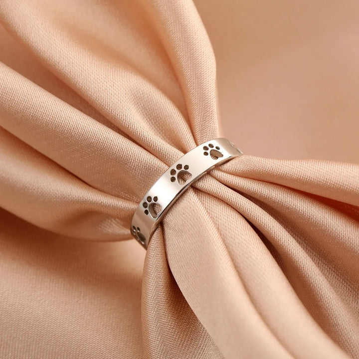 Anillo de Huella de Patas en Tonos Dorados – Acero Inoxidable