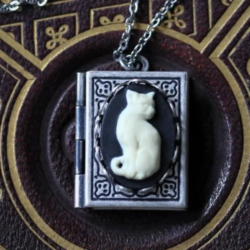 Collar de Péndulo de Libro de Gato Vintage – Diseño de Página Rotativa
