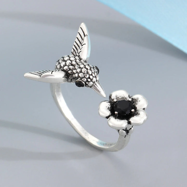 Anillo de Colibrí y Flor – Anillo Abierto Ajustable para Mujeres