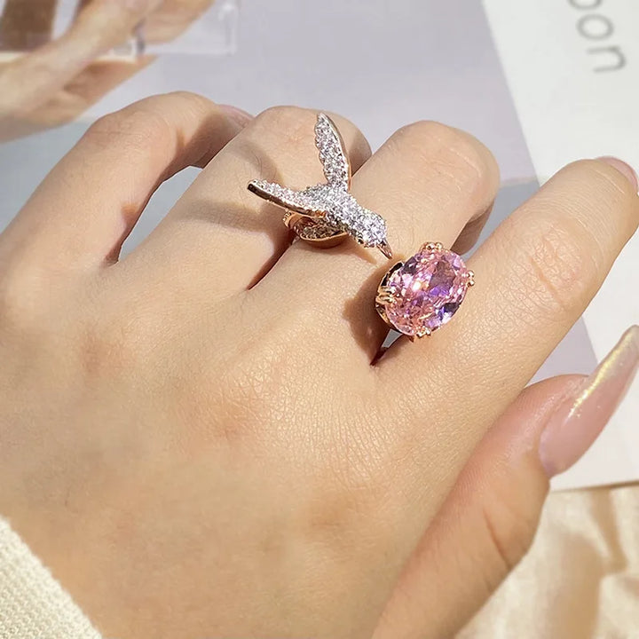 Anillo Ajustable de Piedra Preciosa Colibrí – Circón, Baño de Oro de 14K