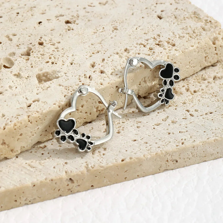 Pendientes Huggie en Forma de Patita de Corazón con Esmalte Negro