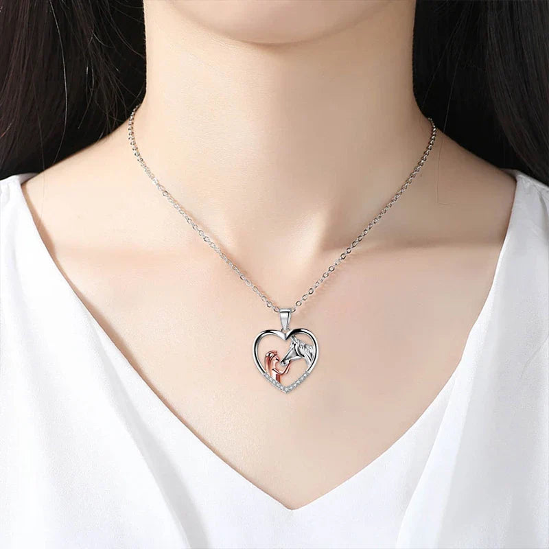 Hermosa Collar de Corazón de Circonita de Niña y Caballo