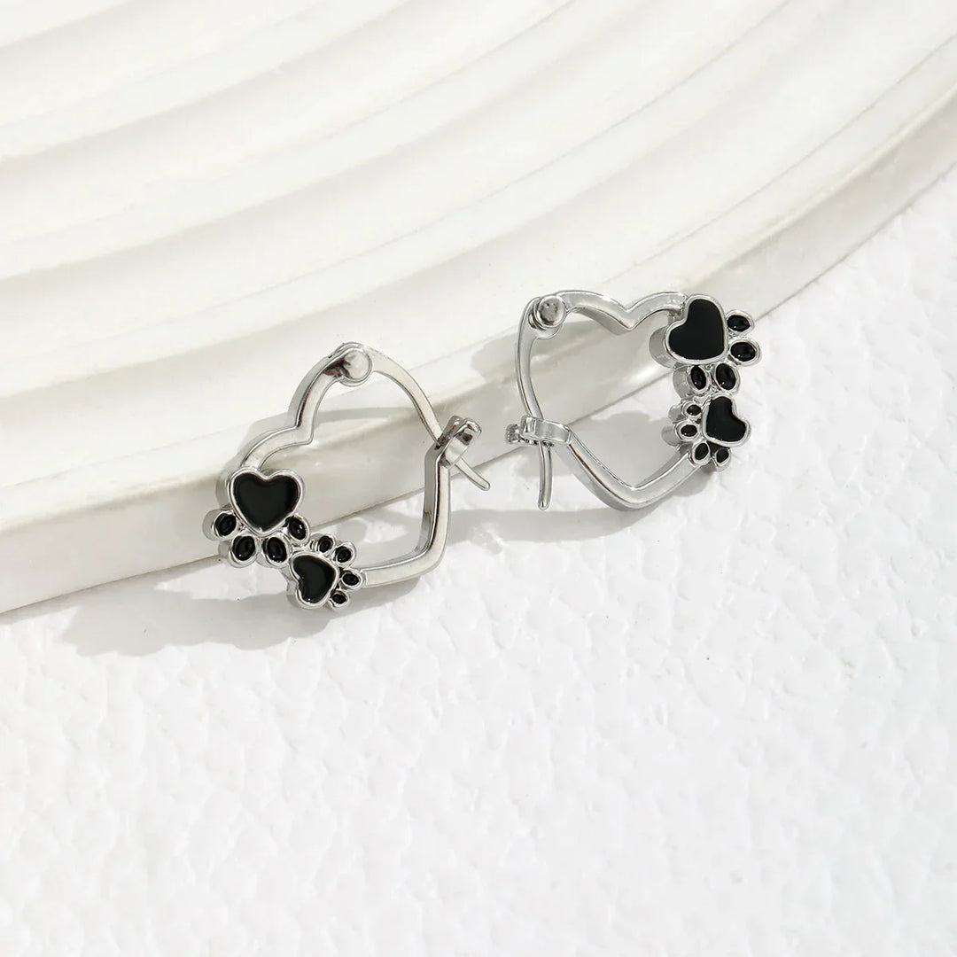 Pendientes Huggie en Forma de Patita de Corazón con Esmalte Negro