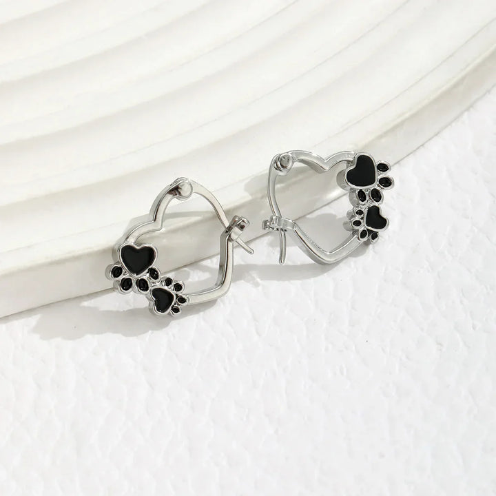 Pendientes Huggie en Forma de Patita de Corazón con Esmalte Negro