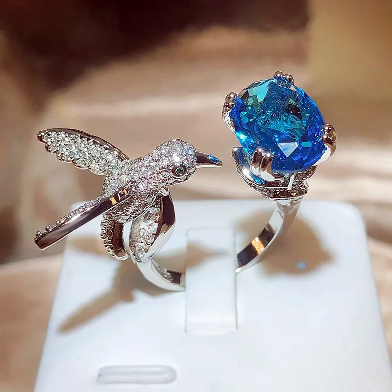 Anillo Ajustable de Piedra Preciosa Colibrí – Circón, Baño de Oro de 14K