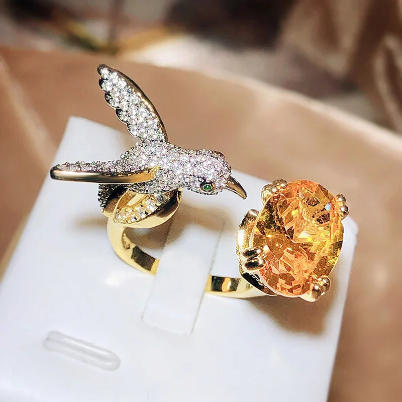 Anillo Ajustable de Piedra Preciosa Colibrí – Circón, Baño de Oro de 14K