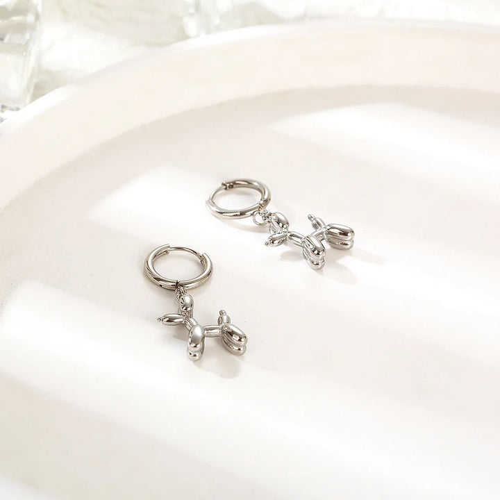 Pendientes Huggie de Oro con Encanto de Perro Globo Mini