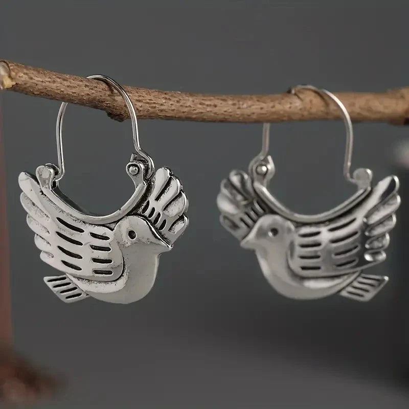 Pendientes Colgantes Inspirados en Aves Bohemias – Tonalidad Plateada