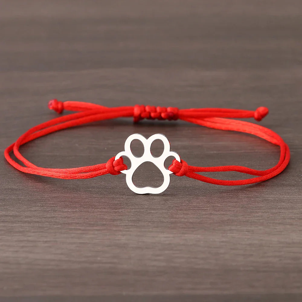 Pulsera de Cordón con Huella de Patas – Diseño Ajustable en Negro y Rojo