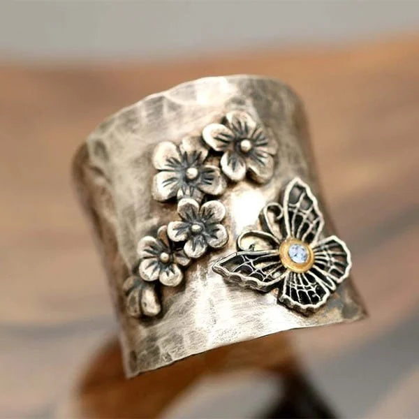 Anillo de Banda Ancha con Mariposa y Flor de Abeja