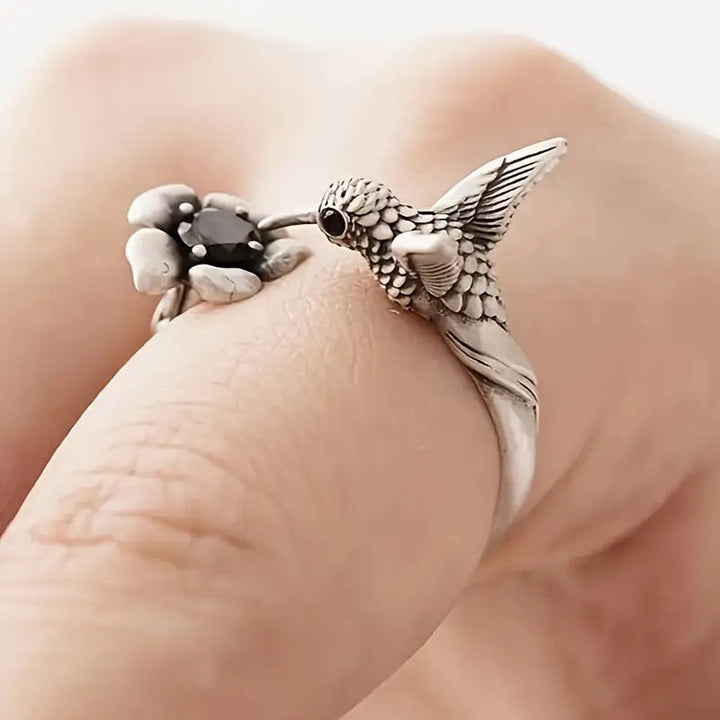 Anillo de Colibrí y Flor – Anillo Abierto Ajustable para Mujeres